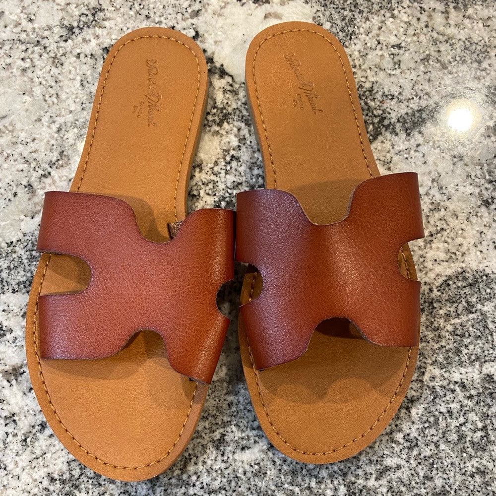 NWOT Universal Thread Sandals